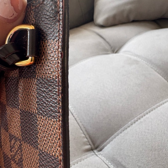 Louis Vuitton Brown Wallet with Iconic Checkered Design - Picture 12 of 12